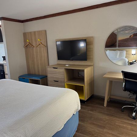 Days Inn By Wyndham Suites Fredericksburg Exteriér fotografie