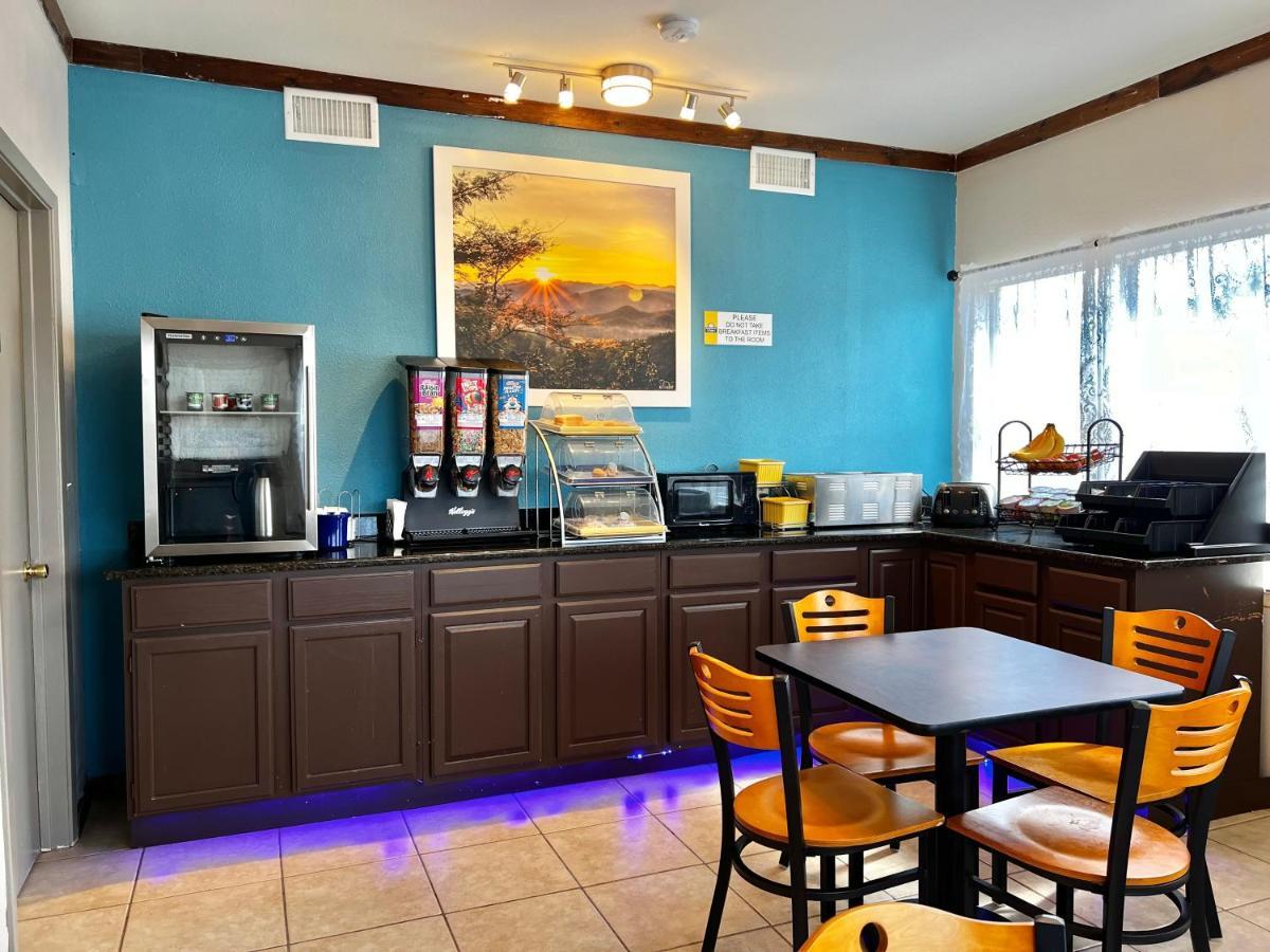 Days Inn By Wyndham Suites Fredericksburg Exteriér fotografie
