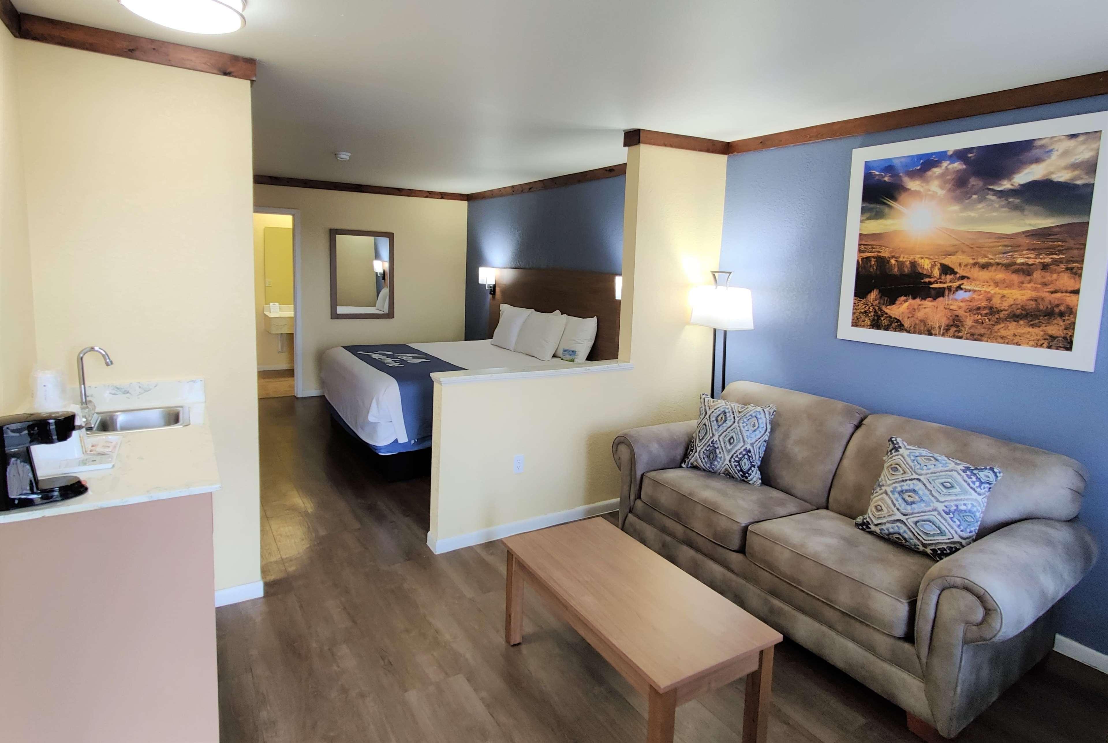 Days Inn By Wyndham Suites Fredericksburg Exteriér fotografie