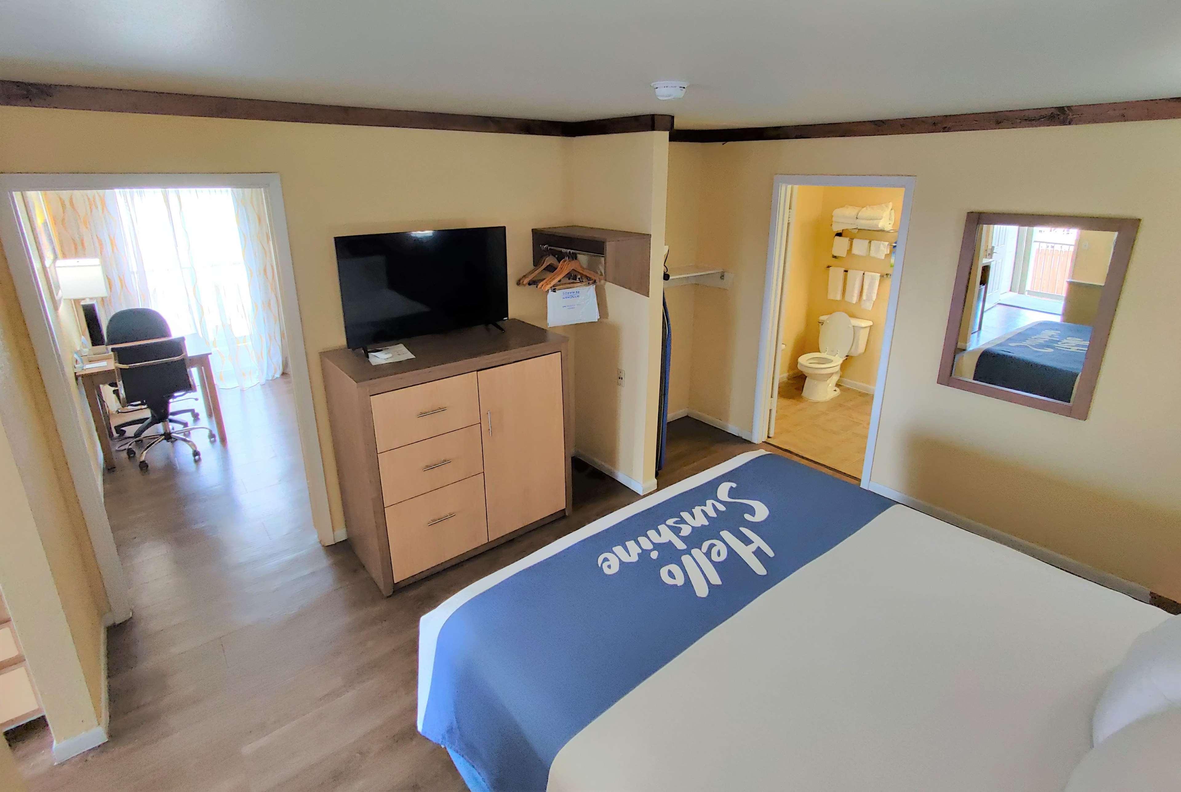 Days Inn By Wyndham Suites Fredericksburg Exteriér fotografie