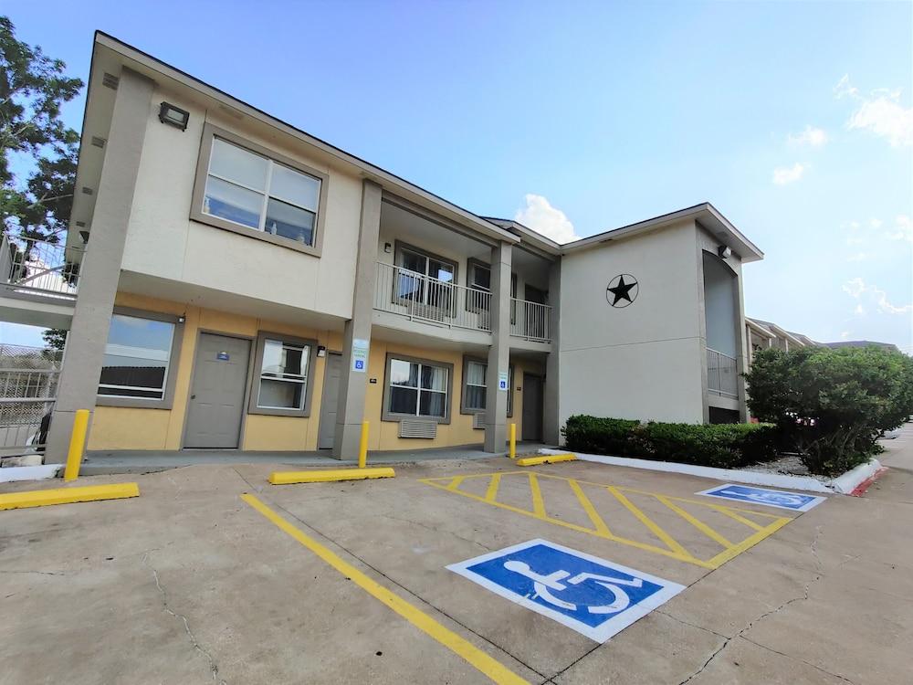 Days Inn By Wyndham Suites Fredericksburg Exteriér fotografie