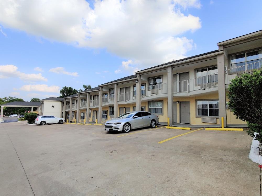 Days Inn By Wyndham Suites Fredericksburg Exteriér fotografie