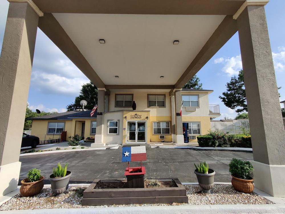 Days Inn By Wyndham Suites Fredericksburg Exteriér fotografie